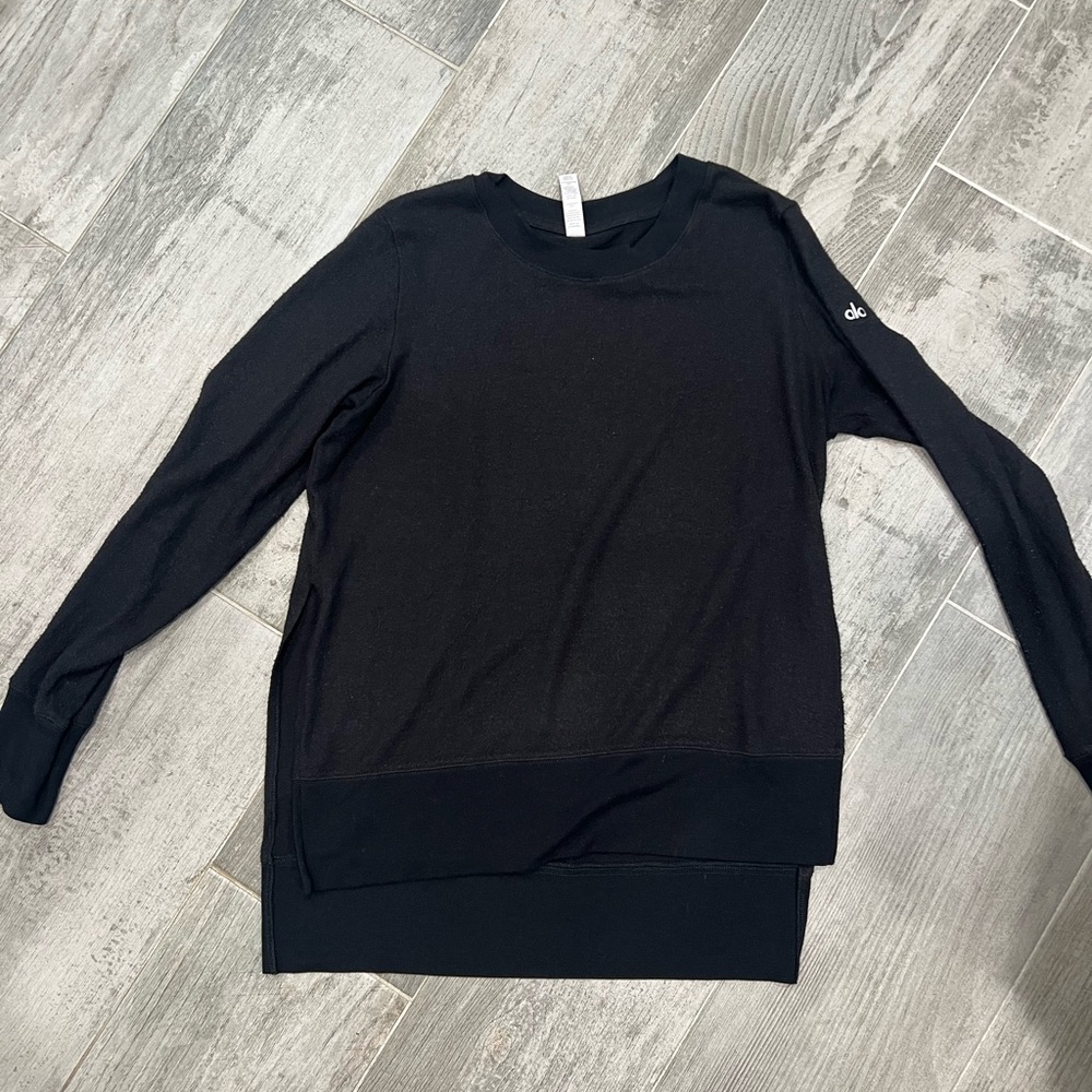 Alo Yoga long sleeve high low soft top